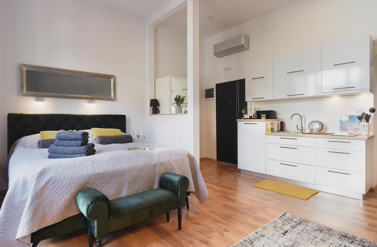 E&F Luxury Apartments Pula Extérieur photo